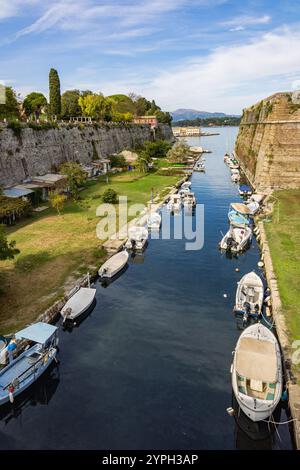 Il canale di Contrafossa, il fossato costruito per separare la Fortezza Vecchia dalla città di Corfù, in Grecia Foto Stock