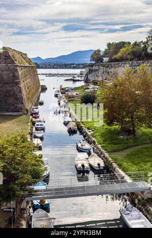 Il canale di Contrafossa, il fossato costruito per separare la Fortezza Vecchia dalla città di Corfù, in Grecia Foto Stock