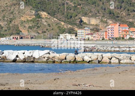 Sestri Levante, Italia - 14 novembre 2024. Breakwater sulla spiaggia mediterranea. Natura del mare e delle montagne. Setri Levante, Liguria. Foto Stock