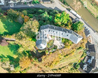 Vista aerea dall'alto verso il basso del castello di Kreuzberg ad Altenahr in Germania Foto Stock