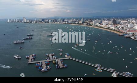 Pattaya, Thailandia - 30 maggio 2023: Vista panoramica aerea della spiaggia di Pattaya, località balneare vicino a Bangkok, Thailandia. Foto Stock