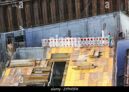 Calcestruzzo nel seminterrato di un grande cantiere Foto Stock