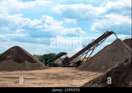 Pali di compost, realizzati con concime di mucca, vengono trasformati e accatastati nello stabilimento di produzione del Michigan, USA. Foto Stock