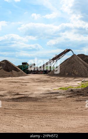 Pali di compost, realizzati con concime di mucca, vengono trasformati e accatastati nello stabilimento di produzione del Michigan, USA. Foto Stock