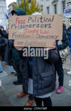 Londra, Regno Unito, 30 novembre 2024. Un manifestante regge un cartello di protesta. Una protesta organizzata dai sindacati si tiene fuori dall'ambasciata cinese nel centro di Londra. I manifestanti chiedono il rilascio di 45 attivisti pro-democrazia detenuti recentemente condannati a Hong Kong in base alla legge sulla sicurezza nazionale della città. Crediti: James Willoughby/ALAMY Live News Foto Stock