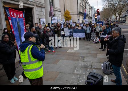 Londra, Regno Unito, 30 novembre 2024. Un gruppo di manifestanti ascolta un discorso in occasione di una protesta. Una protesta organizzata dai sindacati si tiene fuori dall'ambasciata cinese nel centro di Londra. I manifestanti chiedono il rilascio di 45 attivisti pro-democrazia detenuti recentemente condannati a Hong Kong in base alla legge sulla sicurezza nazionale della città. Crediti: James Willoughby/ALAMY Live News Foto Stock
