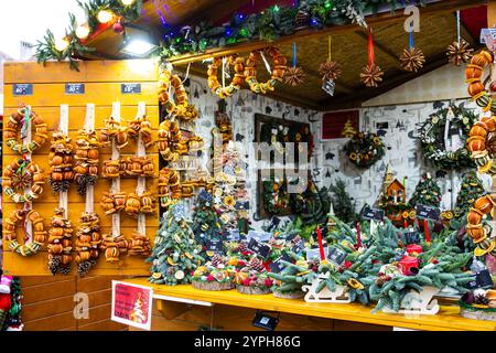 Decorazioni natalizie profumate e ornamenti a base di frutta secca, spezie e rami di abete in vendita al mercatino di Natale di Sibiu Foto Stock