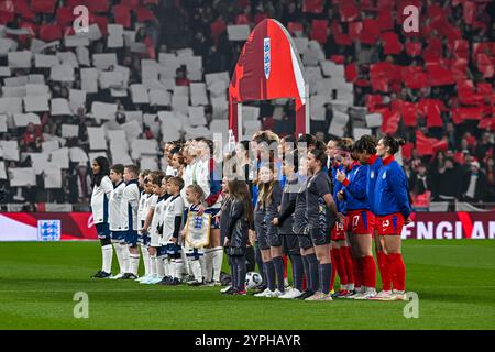 Londra, Regno Unito. 30 novembre 2024. Le squadre rappresentano gli inni nazionali prima della partita amichevole internazionale femminile tra England Women e USA Women al Wembley Stadium di Londra, Inghilterra, il 30 novembre 2024. Foto di Phil Hutchinson. Solo per uso editoriale, licenza richiesta per uso commerciale. Non utilizzare in scommesse, giochi o pubblicazioni di singoli club/campionato/giocatori. Crediti: UK Sports Pics Ltd/Alamy Live News Foto Stock