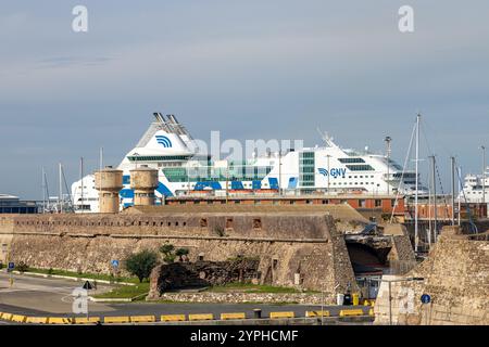 Civitavecchia, Italia - 13 novembre 2024: Una nave traghetto GNV attraccata al porto Foto Stock