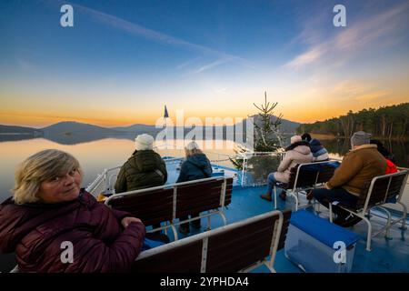 DOKSY, Repubblica Ceca. 30 novembre 2024. La crociera dell'Avvento sulla barca decorata a Natale Maj sul lago Macha, si è svolta a Doksy, Repubblica Ceca, il 30 novembre 2024. Le crociere si svolgeranno ogni domenica di Avvento. Crediti: Radek Petrasek/CTK Photo/Alamy Live News Foto Stock