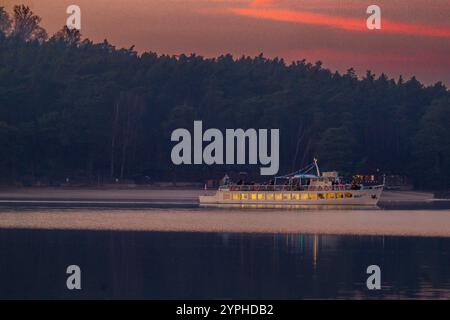 DOKSY, Repubblica Ceca. 30 novembre 2024. La crociera dell'Avvento sulla barca decorata a Natale Maj sul lago Macha, si è svolta a Doksy, Repubblica Ceca, il 30 novembre 2024. Le crociere si svolgeranno ogni domenica di Avvento. Crediti: Radek Petrasek/CTK Photo/Alamy Live News Foto Stock