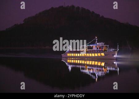 DOKSY, Repubblica Ceca. 30 novembre 2024. La crociera dell'Avvento sulla barca decorata a Natale Maj sul lago Macha, si è svolta a Doksy, Repubblica Ceca, il 30 novembre 2024. Le crociere si svolgeranno ogni domenica di Avvento. Crediti: Radek Petrasek/CTK Photo/Alamy Live News Foto Stock