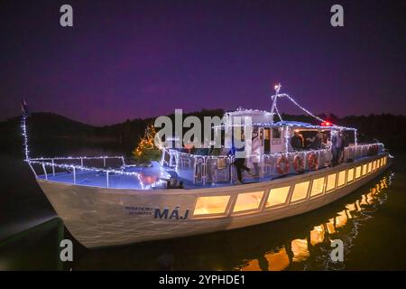 DOKSY, Repubblica Ceca. 30 novembre 2024. La crociera dell'Avvento sulla barca decorata a Natale Maj sul lago Macha, si è svolta a Doksy, Repubblica Ceca, il 30 novembre 2024. Le crociere si svolgeranno ogni domenica di Avvento. Crediti: Radek Petrasek/CTK Photo/Alamy Live News Foto Stock