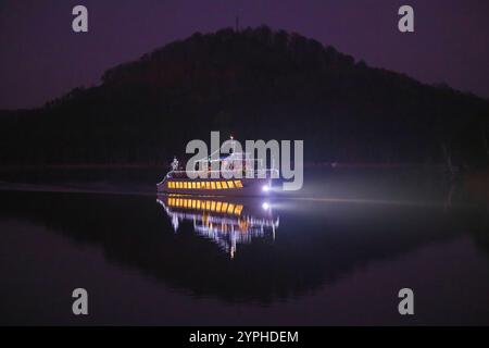 DOKSY, Repubblica Ceca. 30 novembre 2024. La crociera dell'Avvento sulla barca decorata a Natale Maj sul lago Macha, si è svolta a Doksy, Repubblica Ceca, il 30 novembre 2024. Le crociere si svolgeranno ogni domenica di Avvento. Crediti: Radek Petrasek/CTK Photo/Alamy Live News Foto Stock