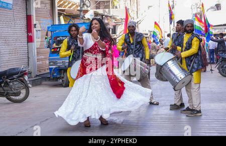 Beawar, Rajasthan, India, 29 novembre 2024: A Woman dance on dhol beat in a chariot processssion of 28-year-Old software ENGINEER Harshali Kothari durante la sua cerimonia di iniziazione a Beawar. Harshali ha lasciato il lavoro con un pacchetto annuale di 3,2 milioni di INR per diventare sadhvi (suora giainista). I residenti di Beawar Ashok Kothari e la figlia di Usha Kothari Harshali decisero di non sposarsi e adottarono anche il voto di celibato. Lascerà la sua famiglia e altre relazioni per adottare la vita semplice di un sadhvi il 3 dicembre. Crediti: Sumit Saraswat / Alamy Live News Foto Stock