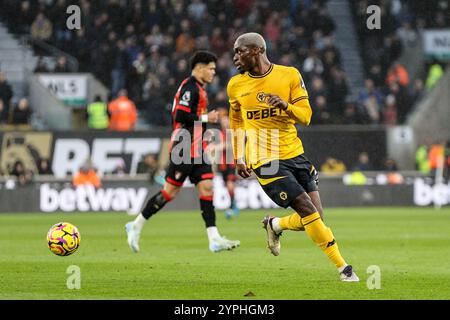 Wolverhampton, Regno Unito. 30 novembre 2024. Wolverhampton, Inghilterra, 30 novembre 2024: Toti (24 lupi) sul pallone durante la partita di calcio di Premier League tra Wolverhampton Wanderers e Bournemouth allo stadio Molineux di Wolverhampton, Inghilterra (Natalie Mincher/SPP) crediti: SPP Sport Press Photo. /Alamy Live News Foto Stock
