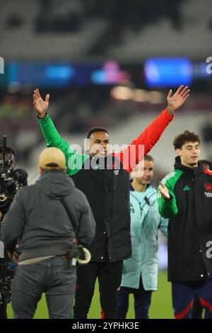 London Stadium, Londra, Regno Unito. 30 novembre 2024. Premier League Football, West Ham United contro Arsenal; Gabriel Jesus dell'Arsenal che ringrazia i tifosi dopo la partita. Credito: Action Plus Sports/Alamy Live News Foto Stock