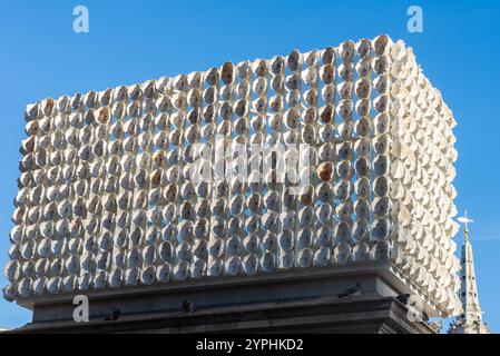 850 Improntas (850 marchi), forma d'arte sul quarto zoccolo di Trafalgar Square, Londra, Regno Unito. Calchi dei volti di 850 persone trans provenienti da tutto il mondo Foto Stock