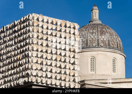 850 Improntas (850 marchi), forma d'arte sul quarto zoccolo di Trafalgar Square, Londra, Regno Unito. Calchi dei volti di 850 persone trans provenienti da tutto il mondo Foto Stock