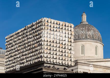 850 Improntas (850 marchi), forma d'arte sul quarto zoccolo di Trafalgar Square, Londra, Regno Unito. Calchi dei volti di 850 persone trans provenienti da tutto il mondo Foto Stock