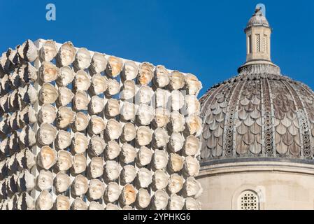 850 Improntas (850 marchi), forma d'arte sul quarto zoccolo di Trafalgar Square, Londra, Regno Unito. Calchi dei volti di 850 persone trans provenienti da tutto il mondo Foto Stock