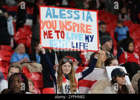 Londra, Regno Unito. 30 novembre 2024. Il giovane tifoso tiene il segno durante la partita amichevole internazionale femminile tra Inghilterra donne e Stati Uniti al Wembley Stadium di Londra, sabato 30 novembre 2024. (Foto: Jade Cahalan | mi News) crediti: MI News & Sport /Alamy Live News Foto Stock