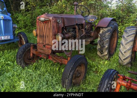 Vecchio trattore agricolo, Burguete, Santiago's Road, Navarra, Spagna, Europa Foto Stock