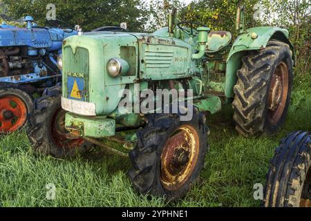 Vecchio trattore agricolo, Burguete, Santiago's Road, Navarra, Spagna, Europa Foto Stock