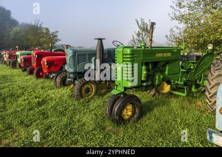 Vecchio trattore agricolo, Burguete, Santiago's Road, Navarra, Spagna, Europa Foto Stock