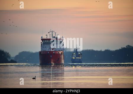 Navi, autocisterne, navi da carico si incontrano all’alba nel canale di Kiel, NOK, Canale di Kiel, Schleswig-Holstein, Germania, Europa Foto Stock