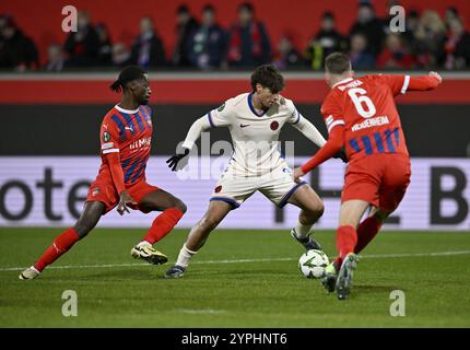 Azione uno a uno, Marc Guiu Chelsea FC The Blues (38) contro Patrick Mainka 1. FC Heidenheim 1846 FCH (06) Omar Haktab Traore 1. FC Heidenheim 1846 FCH (2 Foto Stock