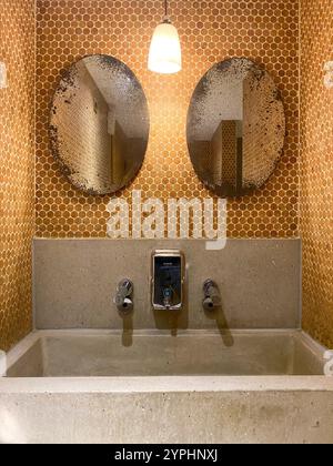 Lavabo con due specchi per lavare le mani in un bagno pubblico Foto Stock