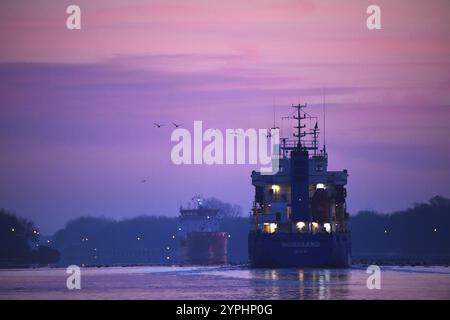 Navi, autocisterne, navi da carico si incontrano all’alba nel canale di Kiel, NOK, Canale di Kiel, Schleswig-Holstein, Germania, Europa Foto Stock