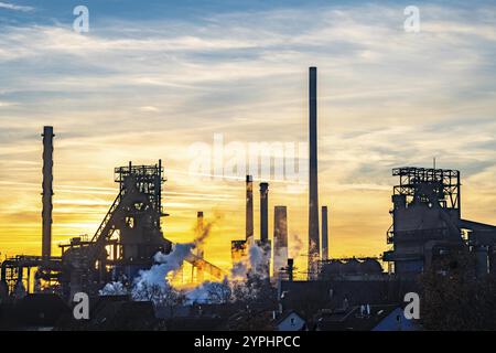 Altoforno Schwelgern 1 e 2, lo stabilimento ThyssenKrupp Steel Schwelgern di Duisburg-Marxloh fa parte delle acciaierie Bruckhausen, Sunset, North Rhine-W Foto Stock