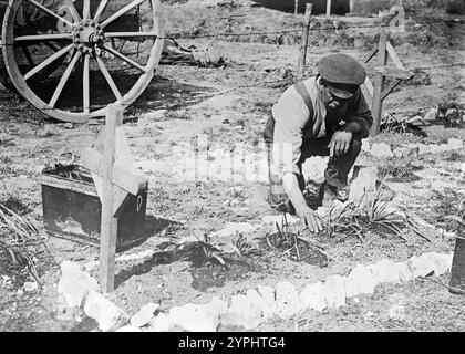 Soldato britannico che curava la tomba di un soldato vicino a Blangy, il 3 maggio 1917 durante la battaglia di Arras, una città francese sul fronte occidentale, durante la prima guerra mondiale Foto Stock