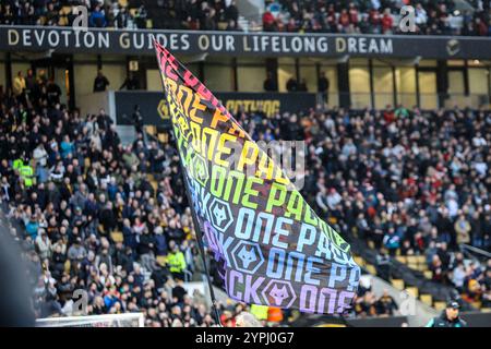 Wolverhampton, Regno Unito. 30 novembre 2024. Wolverhampton, Inghilterra, 30 novembre 2024: Bandiera arcobaleno durante la partita di calcio di Premier League tra Wolverhampton Wanderers e Bournemouth allo stadio Molineux di Wolverhampton, Inghilterra (Natalie Mincher/SPP) credito: SPP Sport Press Photo. /Alamy Live News Foto Stock