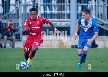 Brixia, Italia. 30 novembre 2024. Mehdi Dorval della SSC Bari seguito da Fabrizio Paghera del Brescia calcio FC durante la partita di campionato italiano di serie B tra Brescia calcio e SSC Bari allo stadio Mario Rigamonti il 30 novembre 2024, Brixia, Italia. Crediti: Roberto Tommasini/Alamy Live News Foto Stock