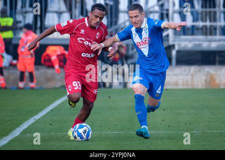 Brixia, Italia. 30 novembre 2024. Mehdi Dorval della SSC Bari seguito da Fabrizio Paghera del Brescia calcio FC durante la partita di campionato italiano di serie B tra Brescia calcio e SSC Bari allo stadio Mario Rigamonti il 30 novembre 2024, Brixia, Italia. Crediti: Roberto Tommasini/Alamy Live News Foto Stock