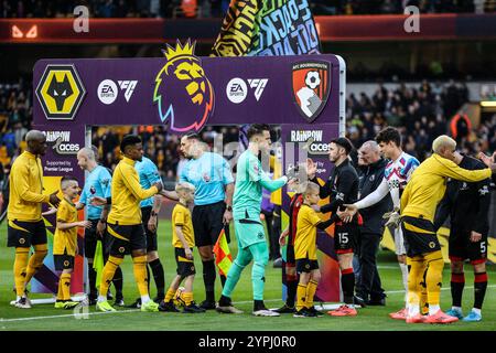 Wolverhampton, Regno Unito. 30 novembre 2024. Wolverhampton, Inghilterra, 30 novembre 2024: Le squadre si schierano al calcio d'inizio della partita di calcio di Premier League tra Wolverhampton Wanderers e Bournemouth allo stadio Molineux di Wolverhampton, Inghilterra (Natalie Mincher/SPP) credito: SPP Sport Press Photo. /Alamy Live News Foto Stock