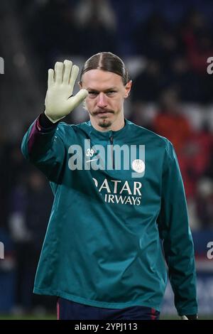 Parigi, Francia. 30 novembre 2024. Il portiere del Paris Saint-Germain, Matvei Safonov, si scalda prima della partita di calcio francese L1 tra il Paris Saint-Germain e il FC Nantes allo stadio Parc des Princes di Parigi il 30 novembre 2024. Foto di Firas Abdullah/ABACAPRESS. COM credito: Abaca Press/Alamy Live News Foto Stock