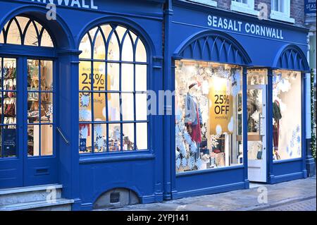 Cambridge, Inghilterra, 30 November 2024, Regno Unito. Negozio del marchio di abbigliamento Seasalt con poster in vendita in vetrina per il Black Friday Foto Stock