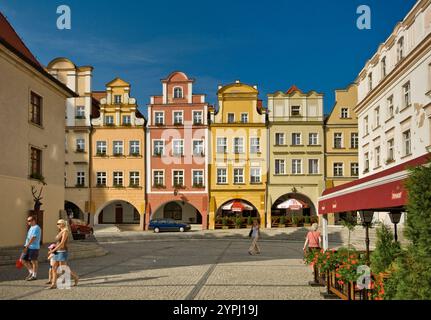 Case dei borghesi a Rynek (Piazza del mercato), nota anche come Piazza del Municipio a Jelenia Góra, regione della bassa Slesia, Polonia Foto Stock