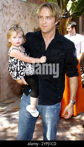 Larry Birkhead e la figlia Dannielynn al Simpsons Ride Opening Celebration Party tenutosi agli Universal Studios di Hollywood a Universal City, California, Stati Uniti il 17 maggio 2008. Foto Stock