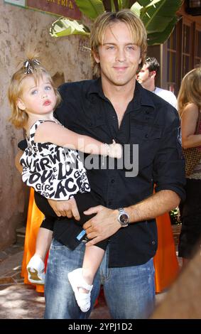 Larry Birkhead e la figlia Dannielynn al Simpsons Ride Opening Celebration Party tenutosi agli Universal Studios di Hollywood a Universal City, California, Stati Uniti il 17 maggio 2008. Foto Stock