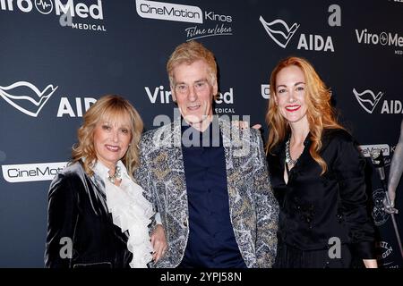 Uli Stein mit seiner Ehefrau Cornelia und Tochter Jennifer beim "Movie Meets Media" Event am 30.11.2024 ad Amburgo Foto Stock