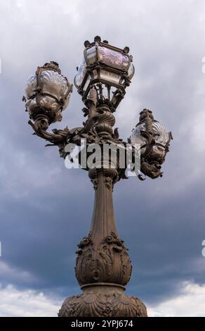 Lampione sul ponte Alexandre III a Parigi, Francia Foto Stock