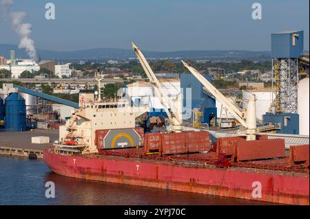 Nave da carico, Parkland Terminal, fiume St. Charles, Quebec City, Canada Foto Stock