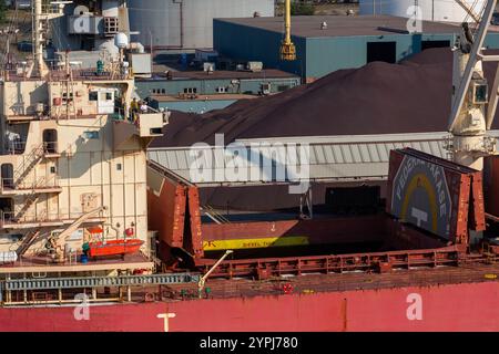 Nave da carico, Parkland Terminal, fiume St. Charles, Quebec City, Canada Foto Stock