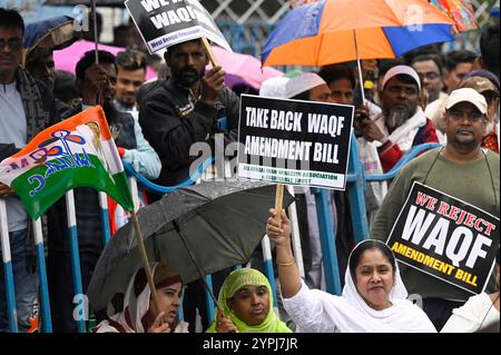 Kolkata, India. 30 novembre 2024. KOLKATA, INDIA - NOVEMBRE 30: Attivisti del Congresso Trinamool del Bengala Occidentale protesta delle cellule minoritarie contro il Waqf Amendment Bill 2024 all'Esplanade il 30 novembre 2024 a Kolkata, India. (Foto di Samir Jana/Hindustan Times/Sipa USA ) credito: SIPA USA/Alamy Live News Foto Stock