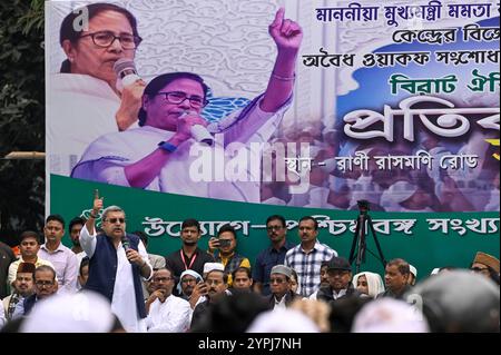 Kolkata, India. 30 novembre 2024. KOLKATA, INDIA - NOVEMBRE 30: Il deputato del TMC Kalyan Banerjee (L) insieme al ministro Firhad Hakim (R, con cap) durante una manifestazione di protesta organizzata dalla cellula minoritaria del Congresso Trinamool del Bengala Occidentale contro il Waqf Amendment Bill 2024 all'Esplanade il 30 novembre 2024 a Kolkata, India. (Foto di Samir Jana/Hindustan Times/Sipa USA ) credito: SIPA USA/Alamy Live News Foto Stock